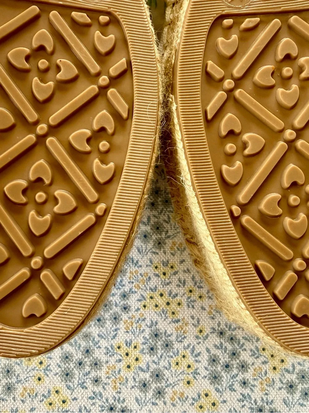 Floral patterned espadrilles flats.